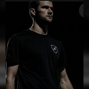 REIGNING CHAMP MEN'S BLACK COTTON SHIELD LOGO TEE SHIRT